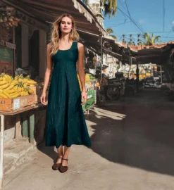 Besticktes Seidencrash-Kleid