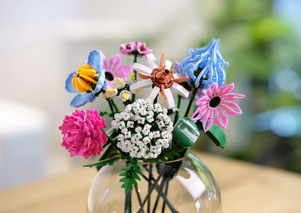Blumenstrauß aus Klemmbausteinen