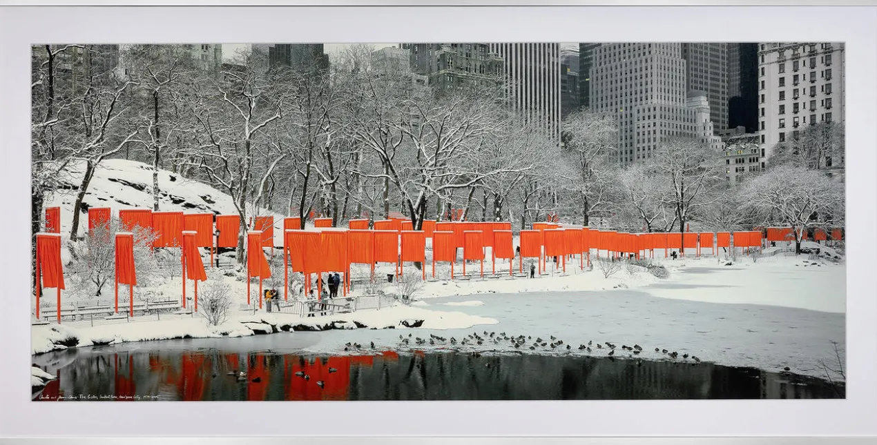 Christo und Jeanne-Claude – The Gates Skyline im Schnee (inklusive Hardcover-Buchband)
