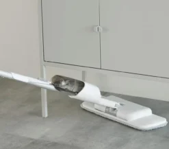 2-in-1 Sprüh-Mopp mit Kehrfunktion