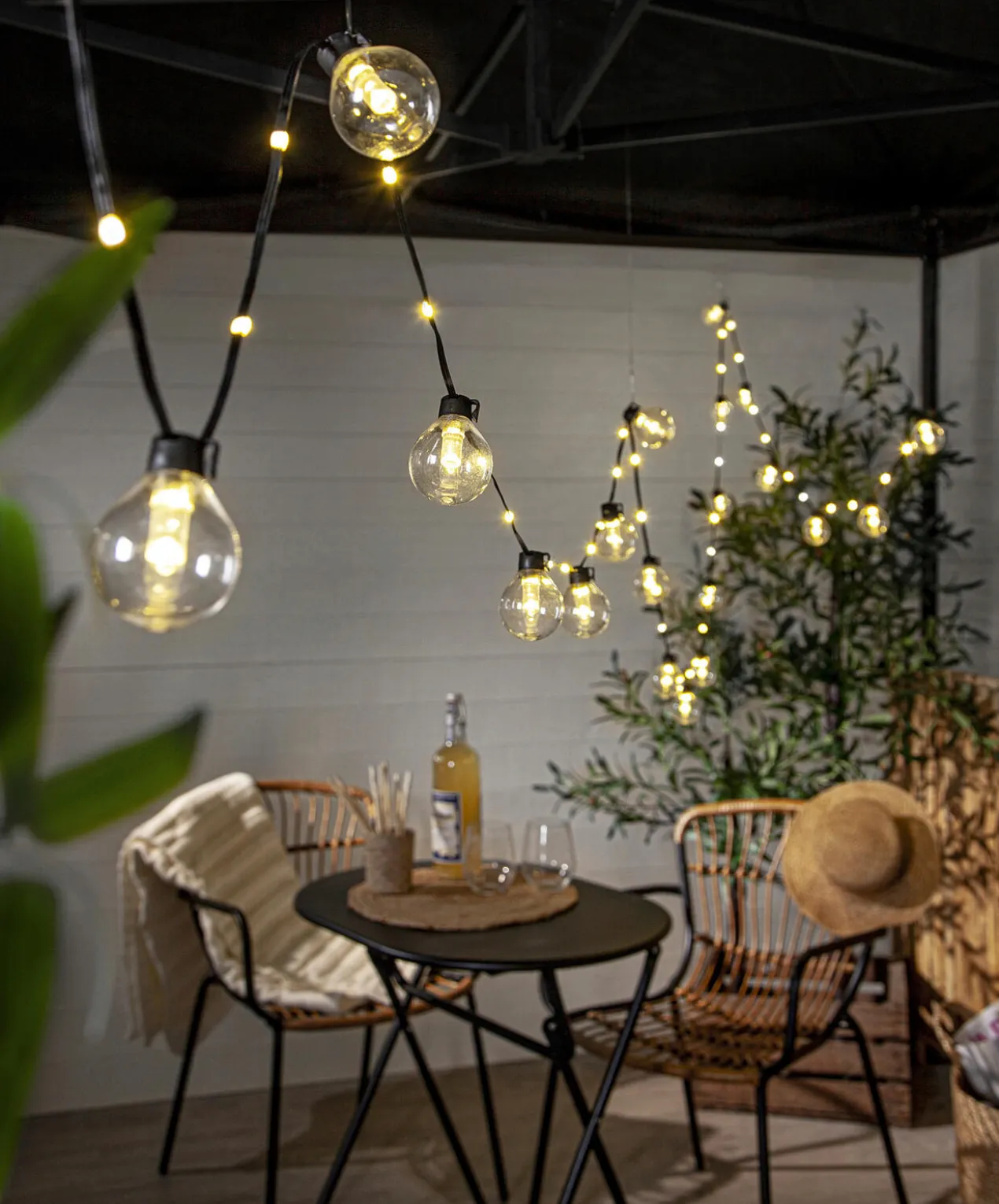 Lichterkette mit beleuchtetem Kabel