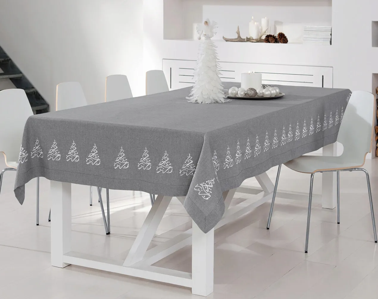 Maschinenbestickte Tischdecke