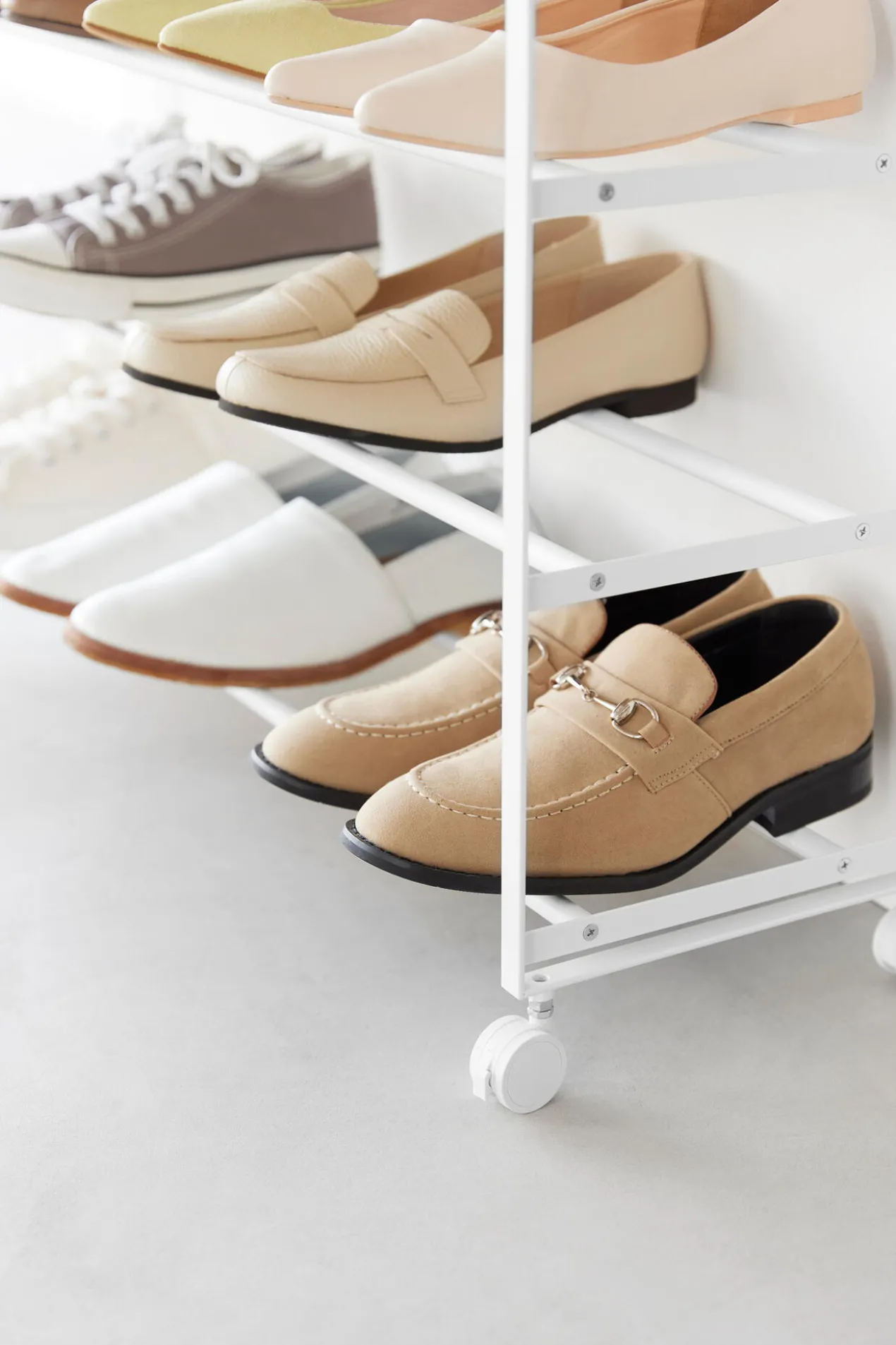 Rollbares Schuhregal