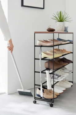 Rollbares Schuhregal