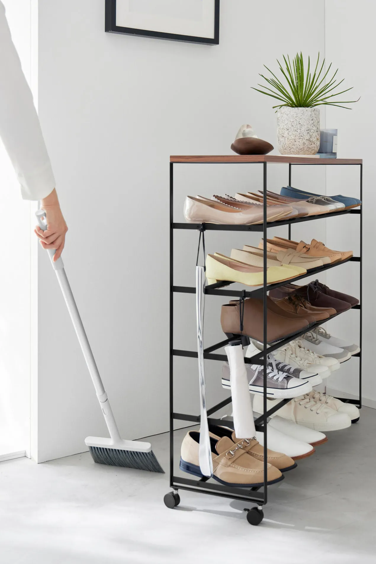 Rollbares Schuhregal
