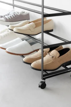 Rollbares Schuhregal