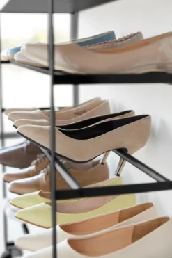 Rollbares Schuhregal