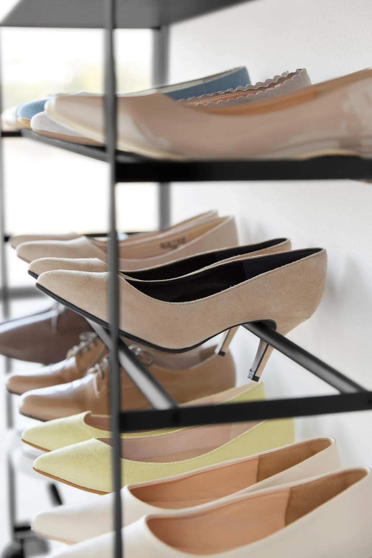 Rollbares Schuhregal