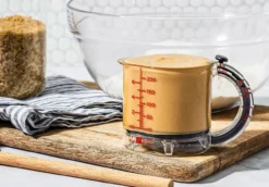 Selbstreinigender Messbecher