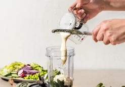 Selbstreinigender Messbecher